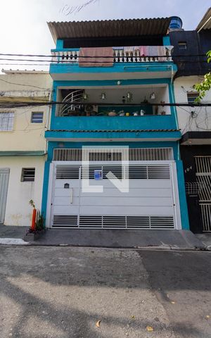 Casa para alugar com 100m², 2 quartos e sem vaga Casa para alugar com 100m², 2 quartos e sem vagaFachada