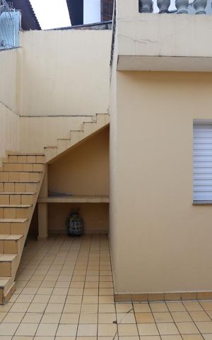 Casa à venda com 200m², 3 quartos e 7 vagasEscadas de acesso a sacada