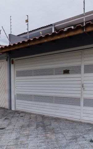 Casa à venda com 95m², 3 quartos e 2 vagas Casa à venda com 95m², 3 quartos e 2 vagasFachada