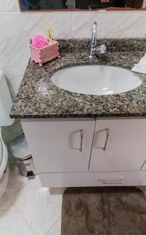 Casa à venda com 95m², 3 quartos e 2 vagas Casa à venda com 95m², 3 quartos e 2 vagasDetalhe banheiro