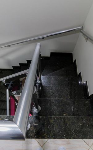 Casa à venda com 95m², 3 quartos e 2 vagas Casa à venda com 95m², 3 quartos e 2 vagasEscada