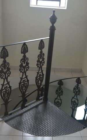Casa para alugar com 75m², 2 quartos e 1 vagaEscada sentido primeiro andar