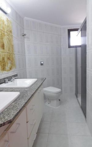 Apartamento à venda com 168m², 4 quartos e 2 vagas Apartamento à venda com 168m², 4 quartos e 2 vagasBanheiro suite 1