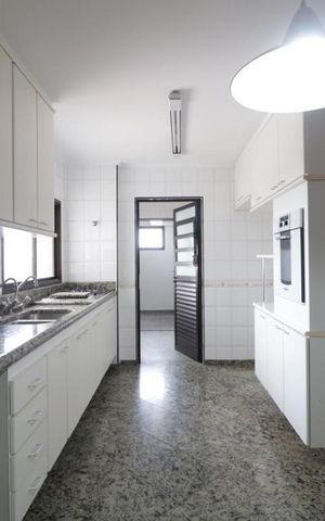 Apartamento à venda com 168m², 4 quartos e 2 vagas Apartamento à venda com 168m², 4 quartos e 2 vagasCozinha