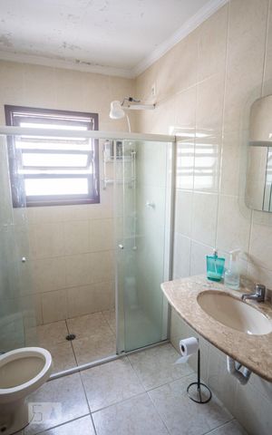 Casa à venda com 250m², 6 quartos e 2 vagas Casa à venda com 250m², 6 quartos e 2 vagasBanheiro
