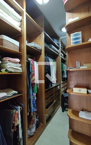 Casa de condomínio à venda com 200m², 2 quartos e 3 vagas Casa de condomínio à venda com 200m², 2 quartos e 3 vagasCloset
