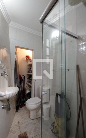 Casa de condomínio à venda com 200m², 2 quartos e 3 vagas Casa de condomínio à venda com 200m², 2 quartos e 3 vagasBanheiro de Serviço