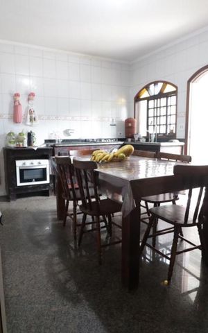 Casa à venda com 200m², 4 quartos e 3 vagas Casa à venda com 200m², 4 quartos e 3 vagasCozinha