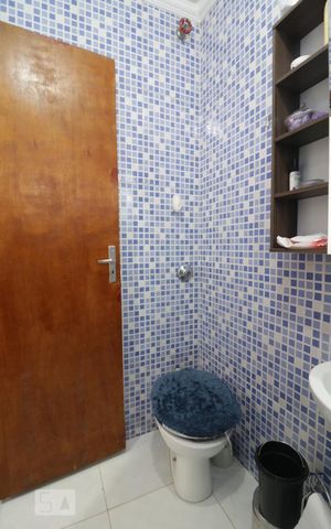 Casa à venda com 200m², 4 quartos e 3 vagas Casa à venda com 200m², 4 quartos e 3 vagasBanheiro Social