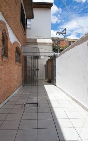 Casa à venda com 300m², 5 quartos e 3 vagas Casa à venda com 300m², 5 quartos e 3 vagasÁrea Externa