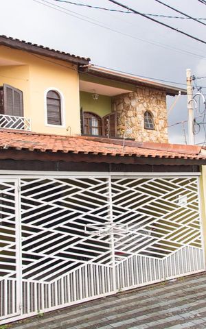 Casa à venda com 173m², 3 quartos e 2 vagas Casa à venda com 173m², 3 quartos e 2 vagasFachada