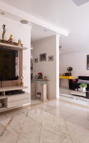 Casa à venda com 312m², 6 quartos e 3 vagas Casa à venda com 312m², 6 quartos e 3 vagasSala