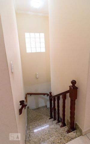 Casa à venda com 183m², 3 quartos e 2 vagasEscadas