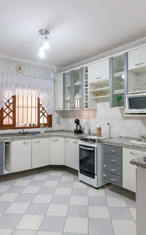 Casa à venda com 183m², 3 quartos e 2 vagasCozinha
