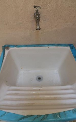 Casa à venda com 150m², 4 quartos e 2 vagas Casa à venda com 150m², 4 quartos e 2 vagasDetalhe da area de serviço - tanque