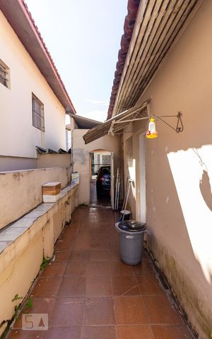 Casa à venda com 250m², 6 quartos e 3 vagas Casa à venda com 250m², 6 quartos e 3 vagasEntrada Lateral