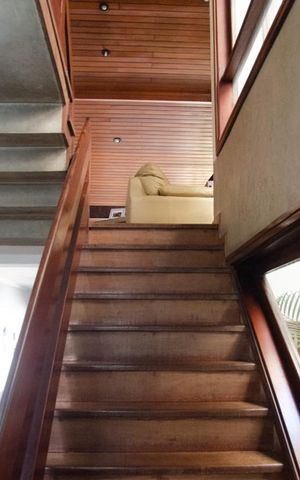 Casa à venda com 432m², 4 quartos e 6 vagasEscada piso Superior
