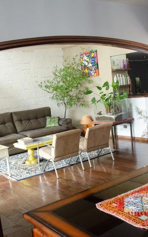 Casa à venda com 432m², 4 quartos e 6 vagasSala