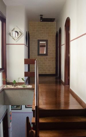 Casa à venda com 432m², 4 quartos e 6 vagasEscada para Suítes