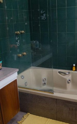 Casa à venda com 432m², 4 quartos e 6 vagasBanheiro da suite 1