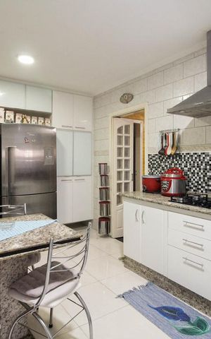 Casa à venda com 130m², 2 quartos e 2 vagas Casa à venda com 130m², 2 quartos e 2 vagasCozinha