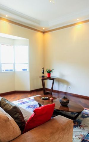 Casa à venda com 180m², 3 quartos e 6 vagas Casa à venda com 180m², 3 quartos e 6 vagasSala