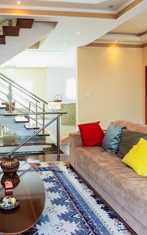 Casa à venda com 180m², 3 quartos e 6 vagas Casa à venda com 180m², 3 quartos e 6 vagasSala