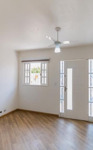 Casa de condomínio à venda com 150m², 3 quartos e 2 vagas Casa de condomínio à venda com 150m², 3 quartos e 2 vagasSala