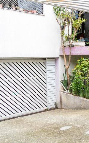 Casa de condomínio à venda com 230m², 3 quartos e 2 vagas Casa de condomínio à venda com 230m², 3 quartos e 2 vagasFachada