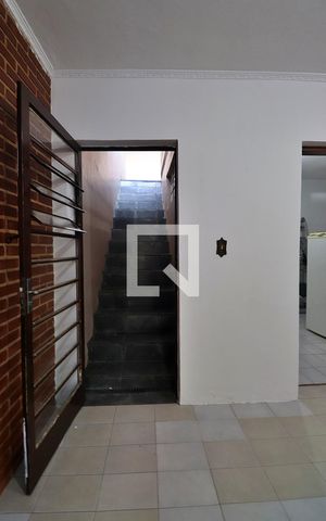 Casa para alugar com 240m², 3 quartos e 3 vagasEscada