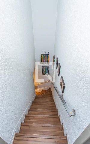 Casa à venda com 120m², 2 quartos e 1 vaga Casa à venda com 120m², 2 quartos e 1 vagaEscada