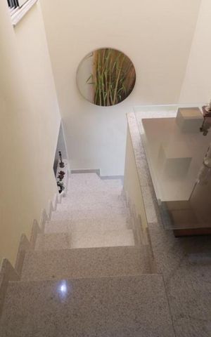 Casa à venda com 145m², 3 quartos e 5 vagas Casa à venda com 145m², 3 quartos e 5 vagasEsacada de acesso aos dormitórios
