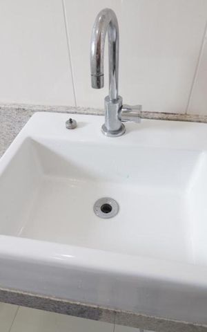 Casa à venda com 145m², 3 quartos e 5 vagas Casa à venda com 145m², 3 quartos e 5 vagasBanheiro da suite - pia