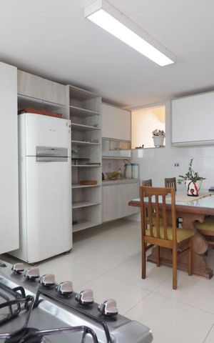 Casa à venda com 145m², 3 quartos e 5 vagas Casa à venda com 145m², 3 quartos e 5 vagasCozinha