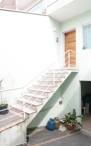 Casa à venda com 145m², 3 quartos e 5 vagas Casa à venda com 145m², 3 quartos e 5 vagasFachada
