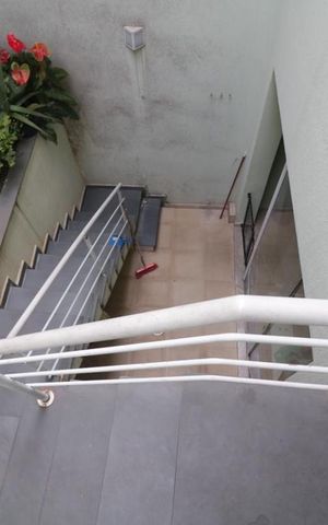 Casa à venda com 145m², 3 quartos e 5 vagas Casa à venda com 145m², 3 quartos e 5 vagasEscada de acesso a area de serviço