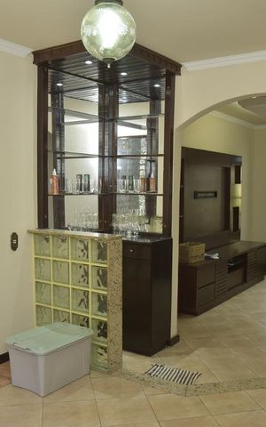 Casa de condomínio à venda com 339m², 4 quartos e 3 vagasSala