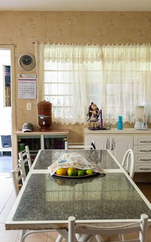 Casa à venda com 165m², 3 quartos e 2 vagas Casa à venda com 165m², 3 quartos e 2 vagasCozinha