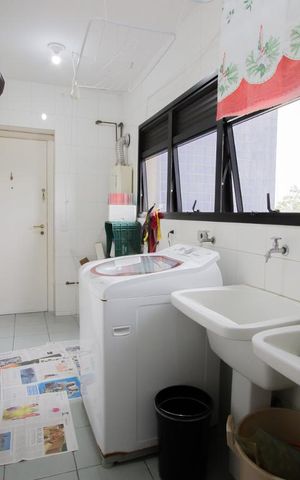 Apartamento à venda com 168m², 4 quartos e 3 vagas Apartamento à venda com 168m², 4 quartos e 3 vagasÁrea de serviço