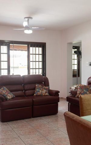 Casa à venda com 200m², 3 quartos e 2 vagas Casa à venda com 200m², 3 quartos e 2 vagasSala