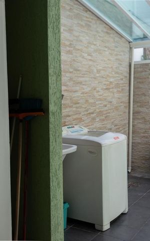 Casa à venda com 200m², 3 quartos e 2 vagas Casa à venda com 200m², 3 quartos e 2 vagasÁrea de Serviço