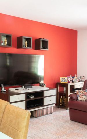 Casa à venda com 200m², 3 quartos e 2 vagas Casa à venda com 200m², 3 quartos e 2 vagasSala