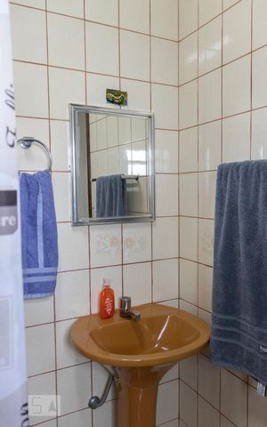 Casa à venda com 200m², 3 quartos e 2 vagas Casa à venda com 200m², 3 quartos e 2 vagasBanheiro 1