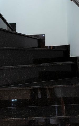 Casa à venda com 150m², 3 quartos e 4 vagas Casa à venda com 150m², 3 quartos e 4 vagasEscada
