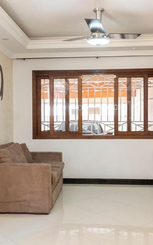 Casa à venda com 150m², 3 quartos e 4 vagas Casa à venda com 150m², 3 quartos e 4 vagasSala