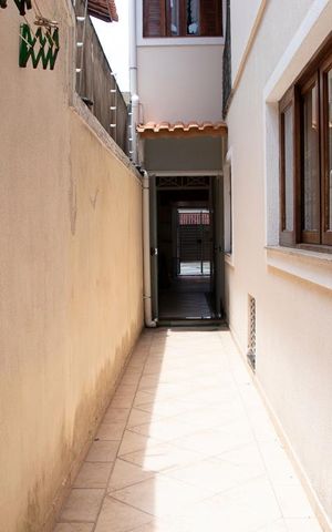 Casa à venda com 150m², 3 quartos e 4 vagas Casa à venda com 150m², 3 quartos e 4 vagasCorredor lateral