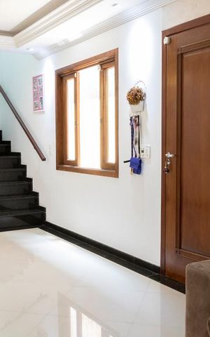 Casa à venda com 150m², 3 quartos e 4 vagas Casa à venda com 150m², 3 quartos e 4 vagasSala