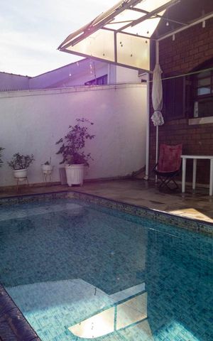 Casa à venda com 200m², 3 quartos e 2 vagas Casa à venda com 200m², 3 quartos e 2 vagasPiscina