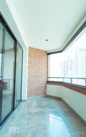 Apartamento à venda com 220m², 4 quartos e 3 vagas Apartamento à venda com 220m², 4 quartos e 3 vagasSala Varanda