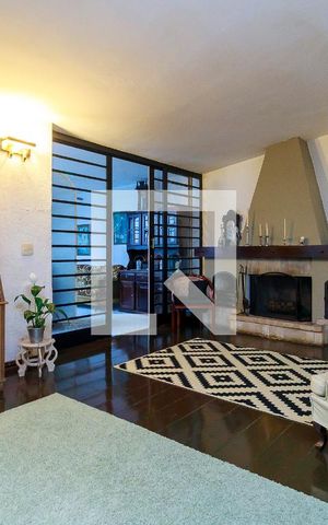 Casa à venda com 380m², 4 quartos e 3 vagas Casa à venda com 380m², 4 quartos e 3 vagasSala